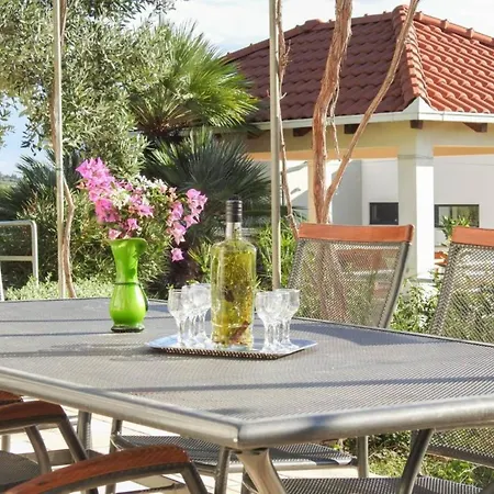 Charming With Pool בית נופש